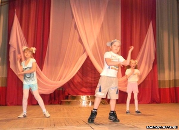 Танцует трио из Красного: самые юные участники.