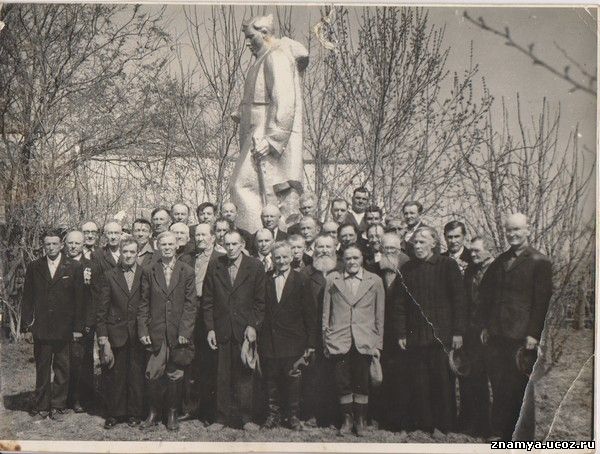 На снимке И.Ф. Помыткина Помыткина односельчане, участники Великой Отечественной войны. 9 мая 2013 года к памятнику никто из них не подойдёт...