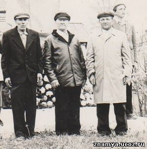Фёдор Андреевич Помыткин (слева) с друзьями.