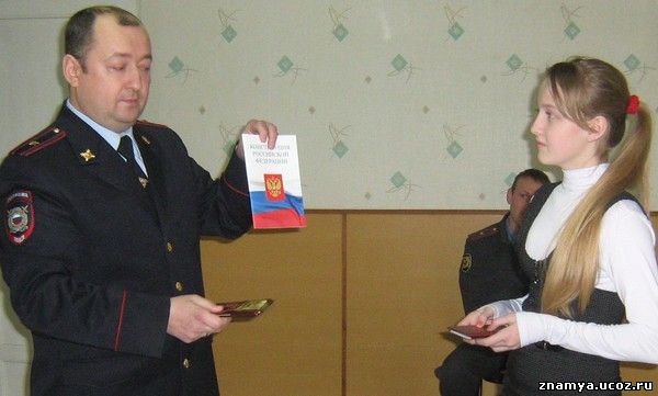 А.И. Градобоев вручает паспорт А. Колпаковой.